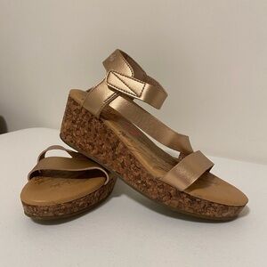 NWOT | Blowfish‎ kids malibu girl’s wedge metallic strap sandals — size 4